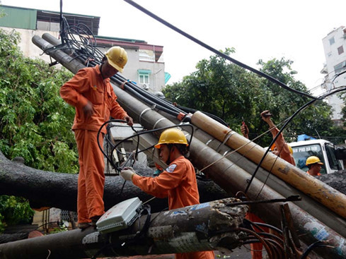 EVNNPC huy động gần 5.500 nhân lực khắc phục sự cố điện do bão số 1 gây ra